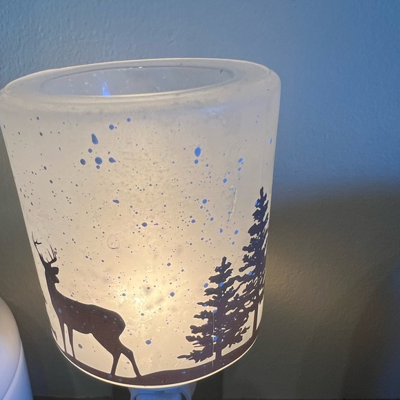 Scentsy winter scene wall plug in. Excellent used condition - Picture 3 of 3